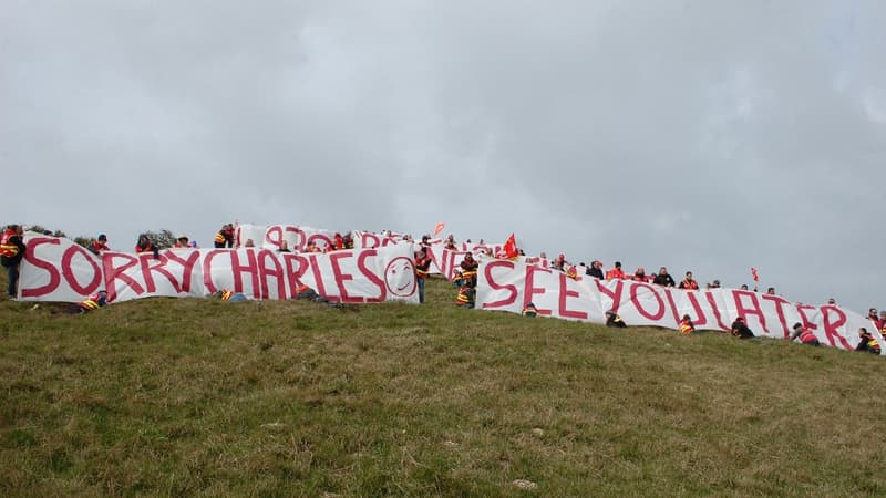 Une banderole a été déployée au Cap Blanc-Nez, face aux côtes anglaises, contre Charles III par la CGT ce jeudi.