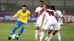 Neymar à côté de Jefferson Farfan, à Lima (Pérou) le 13 octobre 2020