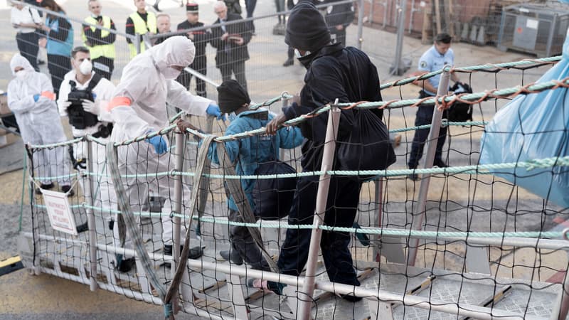 Des migrants de l'Ocean Viking à leur arrivée à Toulon le 11 novembre 2022. 