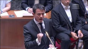 Valls s'en prend aux déclarations "pas responsables" de Sarkozy sur la Grèce