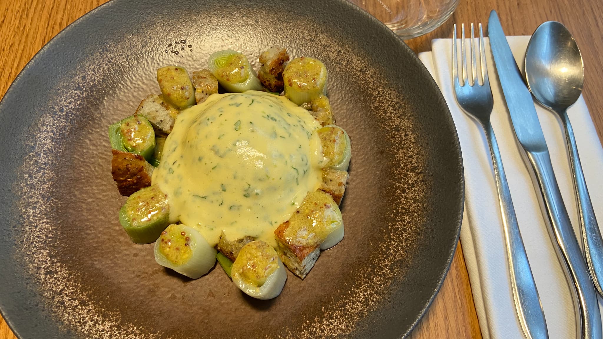 Poireaux vinaigrette, œuf poché et béarnaise de la cheffe lyonnaise Juliette Tuzzolino.