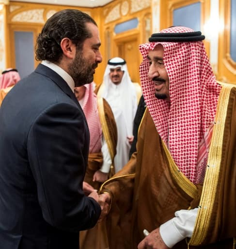 Photo fournie par le Palais royal saoudien le 11 novembre 2017 montrant le Premier ministre libanais Saad Hariri serrer la main au roi Salmane à Ryad