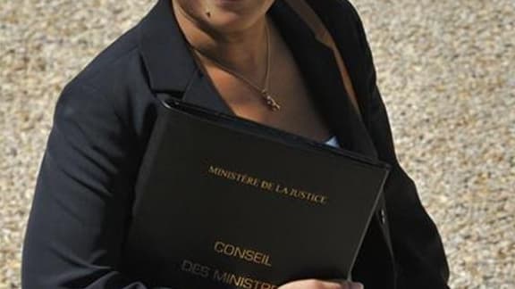 La nouvelle ministre de la Justice, Christiane Taubira, entreprend le "détricotage" de certaines réformes judiciaires de Nicolas Sarkozy, avec maintenant la remise en cause de l'introduction de jurés en correctionnelle. /Photo prise le 30 mai 2012/REUTERS