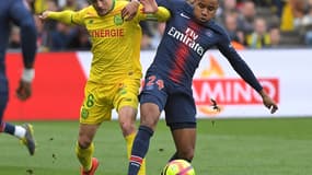 Christopher Nkunku à la lutte avec Valentin Rongier.