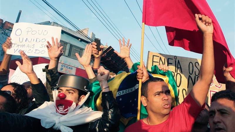 Les manifestations se sont poursuivies mercredi à Sao Paulo, la plus grande ville du Brésil, où les manifestants ont marché sur le grand stade de la ville et bloqué une autoroute (photo) ainsi que plusieurs rues, paralysant les transports. La hausse des t