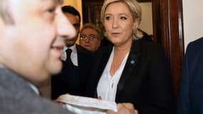 Un voile est tendu à Marine Le Pen, candidate d'extrême droite à la présidentielle en France, pour rencontrer le grand mufti de Beyrouth, le 21 février 2017 dans la capitale libanaise