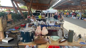 Le vide-grenier Centr'Azur, qui prend place tous les dimanches de février à novembre sur le parking d'un supermarché de Hyères.