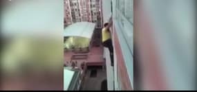 Il risque sa vie pour sauver une chienne coincée sur un balcon