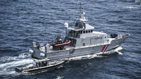 Un patrouilleur des douanes françaises navigue près de Fort-de-France, sur l'île de la Martinique, dans les Caraïbes françaises, le 15 juin 2022.
