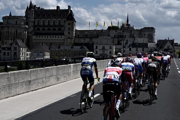 Les coureurs traversant Amboise lors de la 6ème étape du Tour de France 2021.
