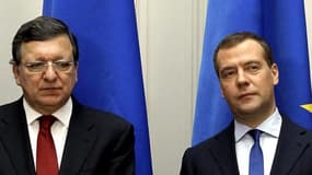 Dmitri Medvedev, le Premier ministre russe (à droite) ne veut pas d'une cassure avec l'Europe de José Manuel Barroso (à gauche).