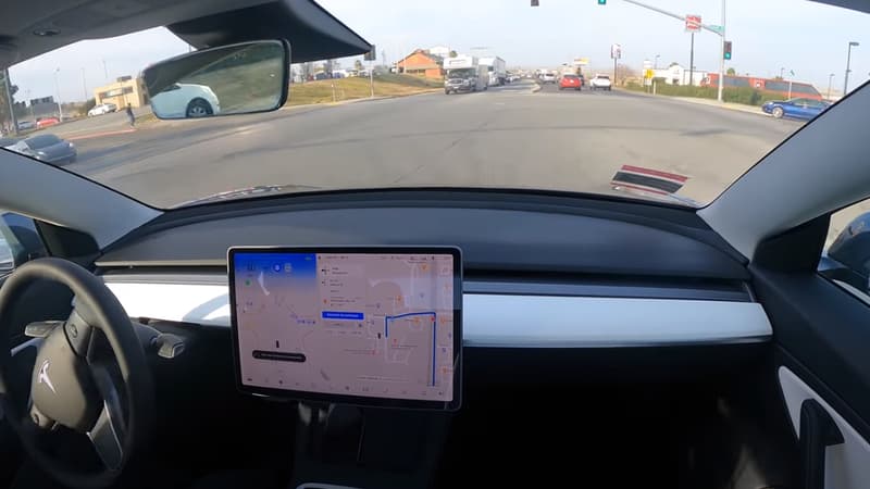 Le système semi-autonome de cette Tesla Model 3 parvient à faire face à de nombreuses situations.
