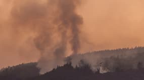 Un hélicoptère largue de l'eau dans la région de Guilmar au-dessus d'un immense incendie de forêt sur l'île canarienne de Tenerife, le 21 août 2023..