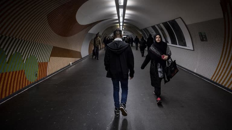 De nombreux panneaux publicitaires disposés dans les stations de métro parisiennes sont équipés d'outils de "mesure d'audience".