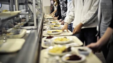 Des élèves choisissent leurs plats pour déjeuner à la cantine du collège de la Chataigneraie, le 20 Juin 2011. (Illustration)