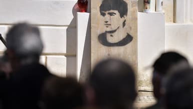 Une peinture d'Yvan Colonna à l'extérieur de l'église de Cargèse, là où se tiennent les obsèques de l'assassin du préfet Claude Erignac.