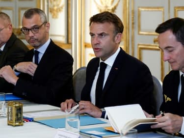 Le président Emmanuel Macron (2e d) lors d'un Conseil de défense sur la situation en Nouvelle-Calédonie, le 20 mai 2024 à l'Elysée, à Paris.