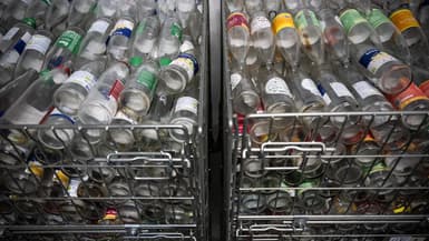 Des bouteilles de verre retournées pour réemploi (illustration)