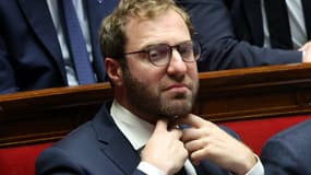Le ministre français de l'Économie, des Finances et de l'Industrie, Antoine Armand, assiste à une séance de questions au gouvernement à l'Assemblée nationale à Paris, le 6 novembre 2024.