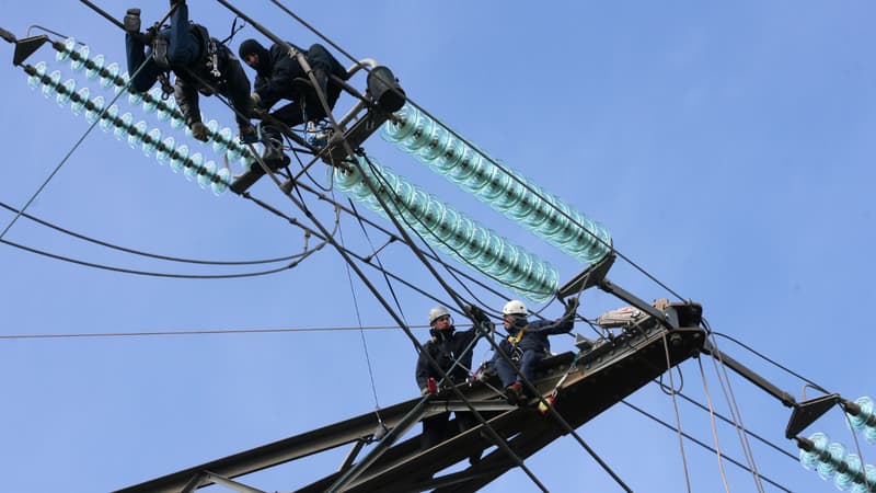 Des agents ERDF en train de réparer des poteaux électriques, endommagés par les intempéries.