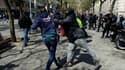 Un indépendantiste catalan (D) se bat avec un partisan de l'extrême droite, le 30 mars 2019 à Barcelone