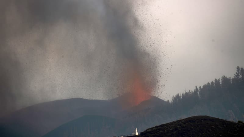 Le volcan Cumbre Vieja en éruption, dégageant de la lave et de la fumée, le 21 septembre 2021