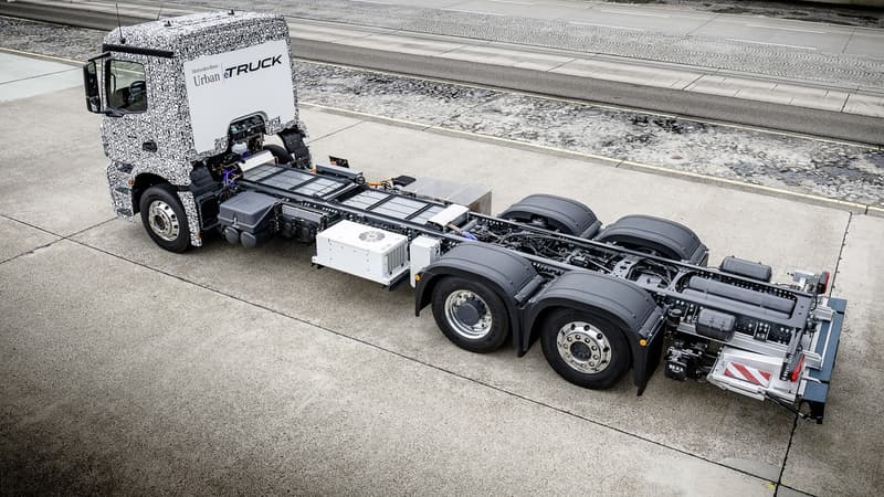 L'énergie électrique est fournie par des batteries ion-lithium, pour permettre au camion de transporter 25 tonnes sur 200 kilomètres. Le bloc batterie pèse 2 700 kilogrammes à lui seul. 