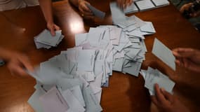 Le dépouillement des bureaux de vote pour le second tour de l'élection présidentielle, à La Possession (La Réunion), le 24 avril 2022.