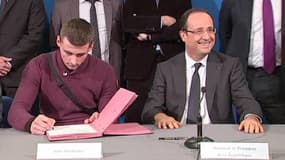 François Hollande présent pour la signature médiatisée des premiers contrats d'avenir, l'une des mesures phares de sa politique économique, en novembre 2012..