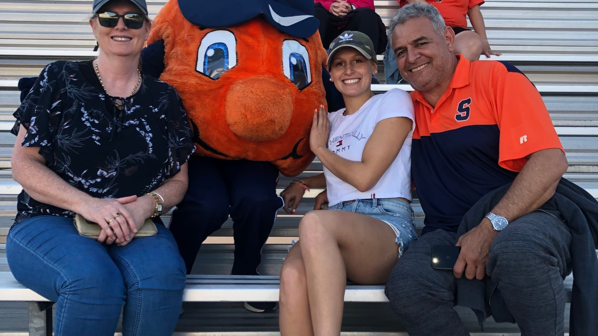 Tiana Mangakahia (en blanc) et ses parents assistent à un match entre deux séances de chimiothérapie Tiana Mangakahia (en blanc) et ses parents assistent à un match entre deux séances de chimiothérapie