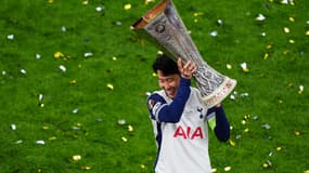  Heung-min Son avec le trophée de la Ligue Europa le 21 mai 2025