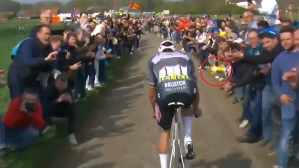 Mathieu van der Poel victime d'un jet de bidon sur Paris-Roubaix, 13 avril 2025 Mathieu van der Poel victime d'un jet de bidon sur Paris-Roubaix, 13 avril 2025