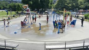 Des enfants se rafraîchissent dans des jeux d'eau, à Richmond (Canada), le 29 juin 2021