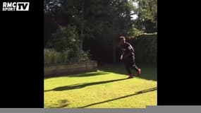 Balotelli fait des saltos dans son jardin