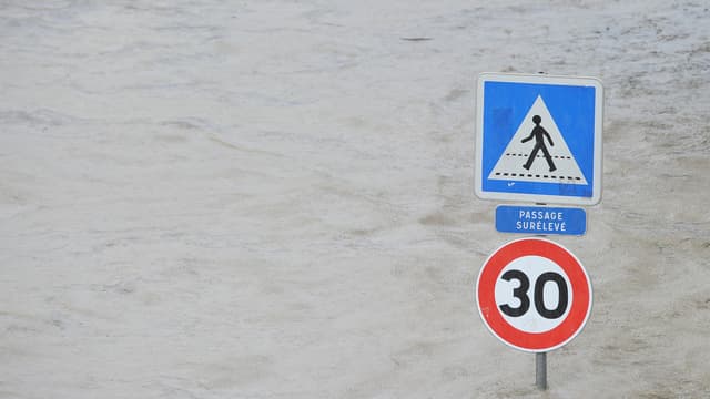 Les rues de Montpellier sous les eaux, lundi 29 septembre, après que le Lez est sorti de son lit à la suite de pluies diluviennes. 