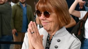 Gisèle Pelicot applaudie dans le hall du tribunal judiciaire d'Avignon