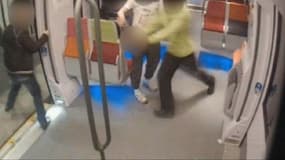 Les images de vidéosurveillances, que BFMTV s'est procuré, ont enregistré l'agression d'un policier gare du Nord en avril 2011.Trois hommes comparaissent mardi devant la justice pour avoir agressé un policier en civil gare du Nord en avril 2011.