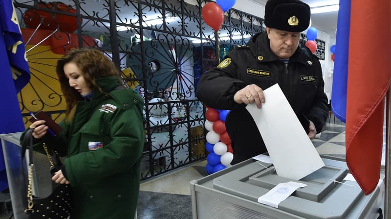 Un bureau de vote installé au cosmodrome russe de Baïkonour, au Kazakhstan, le 18 mars. 