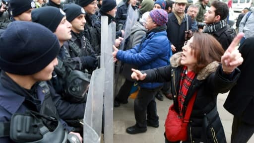 Des étudiants et universitaires turcs face à des policiers anti-émeutes, le 10 février 2017 à Ankara Des étudiants et universitaires turcs face à des policiers anti-émeutes, le 10 février 2017 à Ankara