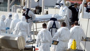 Des secours italiens évacuent le corps d'une victime du naufrage, le 20 avril, à Malte.