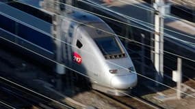 Entrée d'un TGV en gare de Strasbourg, le 7 avril. La grève se poursuit jeudi pour le neuvième jour à la SNCF mais le dialogue a repris entre la direction et les deux syndicats à l'origine du mouvement, entretenant l'espoir d'une sortie de crise. /Photo p