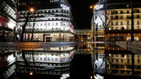 Des rues désertes dans le quartier 'Les Grands Boulevards" à Paris, le 6 février 2021 après l'imposition du couvre-feu à partir de 18h00 pour prévenir la propagation de l'épidémie de Covid-19