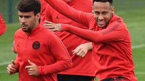 Juan Bernat et Neymar (PSG)
