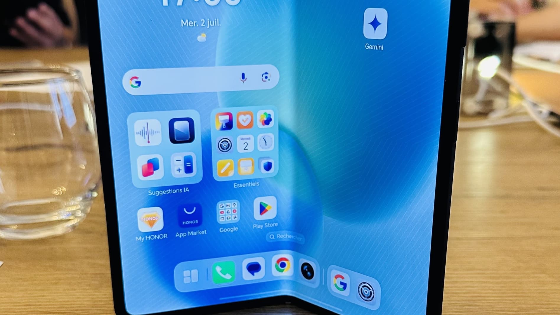 Honor assure avoir amélioré la charnière du smartphone pour le rendre plus résistant. Honor assure avoir amélioré la charnière du smartphone pour le rendre plus résistant.