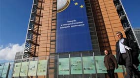 Au siège de la Commission européenne, un drapeau vantant l'euro comme moyen d'aller "vers une gouvernance économique européenne plus forte". A quelques heures d'un nouveau double sommet décisif à Bruxelles, l'incertitude la plus totale pesait mercredi sur