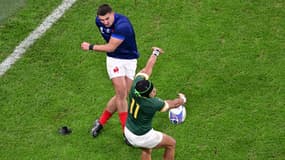 La tentative de transformation de Thomas Ramos contrée par Cheslin Kolbe lors du quart de finale de la Coupe du monde France-Afrique du Sud (28-29), le 15 octobre 2023
