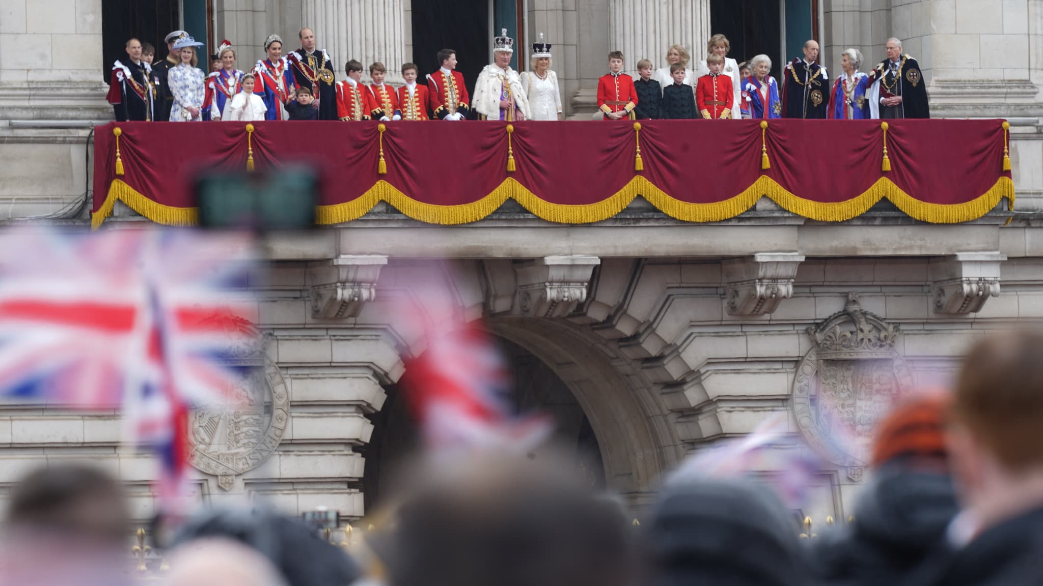 Les membres de la famille royale - sans Harry - saluent la foule depuis le balcon de Buckingham le 6 mai 2023, après le couronnement de Charles III. Les membres de la famille royale - sans Harry - saluent la foule depuis le balcon de Buckingham le 6 mai 2023, après le couronnement de Charles III.