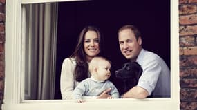Le Duc et la Duchesse de Cambridge, William et Kate, et leur fils le Prince Georges à la fenêtre de leur appartement de Kensington.