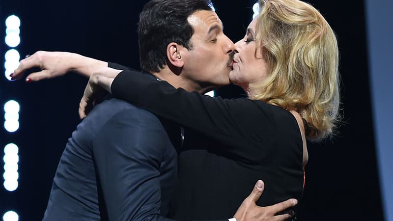 Laurent Lafitte et Catherine Deneuve, lors de la cérémonie d'ouverture du festival de Cannes, le 11 mai 2016.