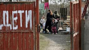 Le mot "enfants" écrit sur la porte métallique d'une cour où se trouvent des enfants, le 7 avril 2022 dans un village près d'Ivankiv, dans la région de Kiev, en Ukraine (Photo d'illustration)